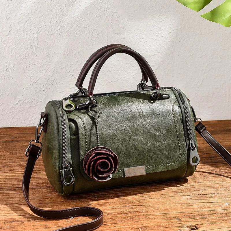 Ashley – Unik skuldertaske med justerbar rem og blomsteraccent