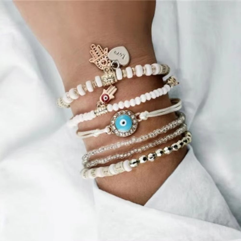 Malinda – Boheme Charm Armbåndssæt med en blanding af perlebesatte armbånd og alsidigt design