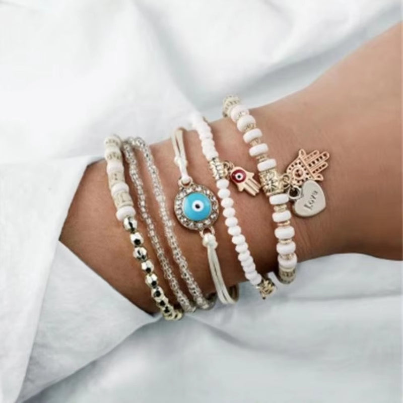 Malinda – Boheme Charm Armbåndssæt med en blanding af perlebesatte armbånd og alsidigt design