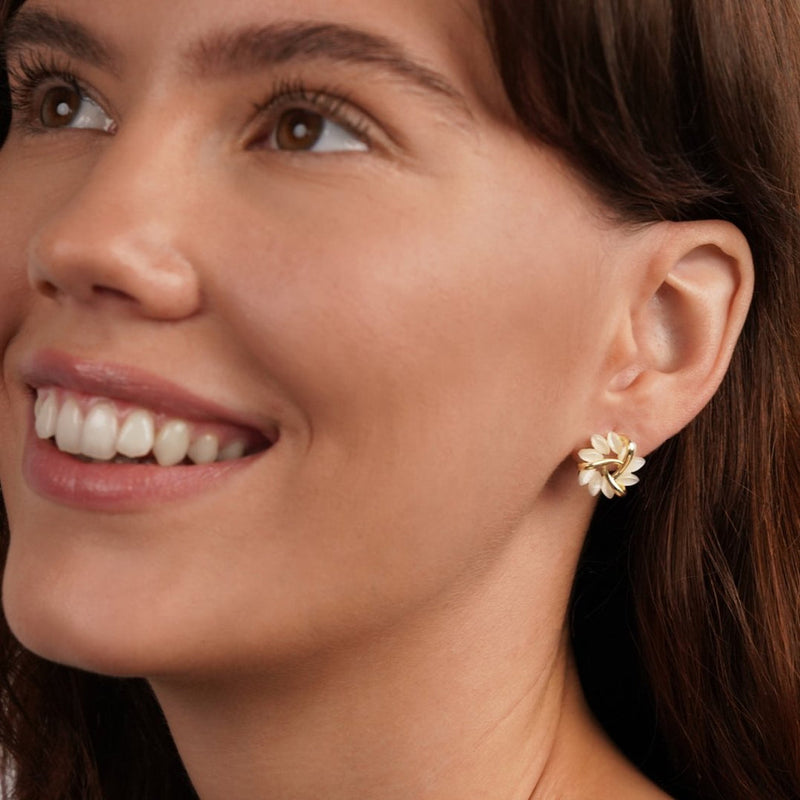 Beatrice – Stilfulde øreringe med opalinspireret kronbladsdesign