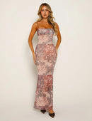 Clara – Tætsiddende maxikjole med spaghettistropper og blandede mønstre