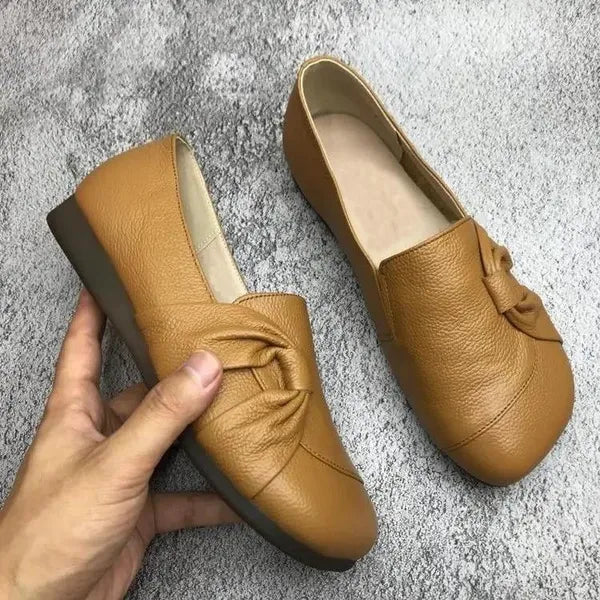 Yamina - Stilfulde Slip-On Sko med Knude Detalje og Lav Chunky Hæl for Komfort