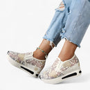 Amanda – Slip on sneakers med kileformet sål og blomsterbroderidetaljer