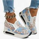 Amanda – Slip on sneakers med kileformet sål og blomsterbroderidetaljer