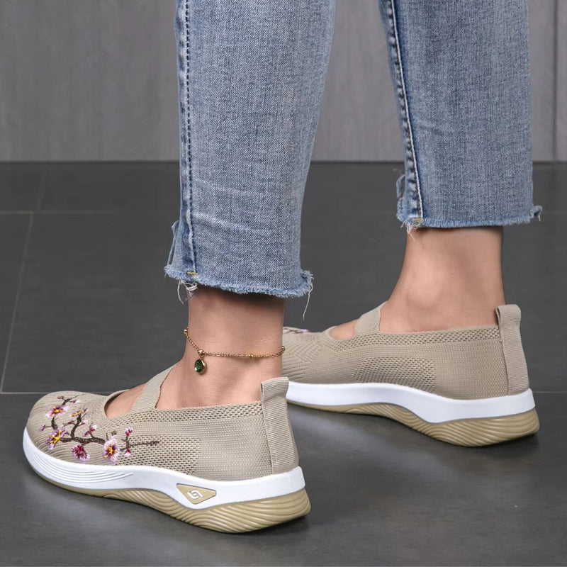 Mary – Broderede sko med slip on og komfortabelt design