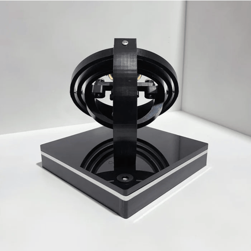 OrbitWatch – Roterende Globusstativ med 360° Display til Ure
