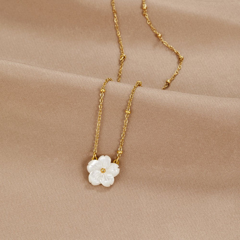 Dona – Elegant vedhængshalskæde med blomsterdetaljer og klassisk design