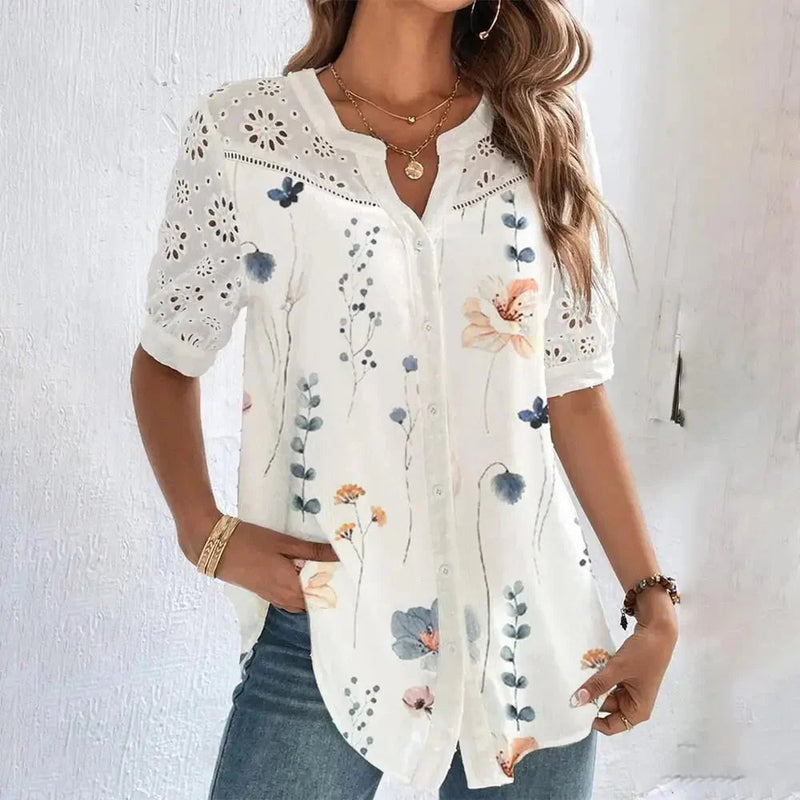 Ava - Elegant bluse med blomsterprint og knaplukning foran